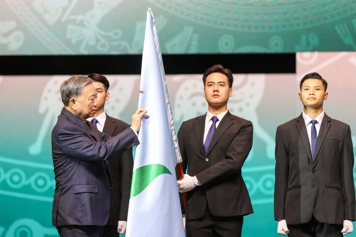 Petrovietnam đón nhận Huân chương Lao động hạng Nhất