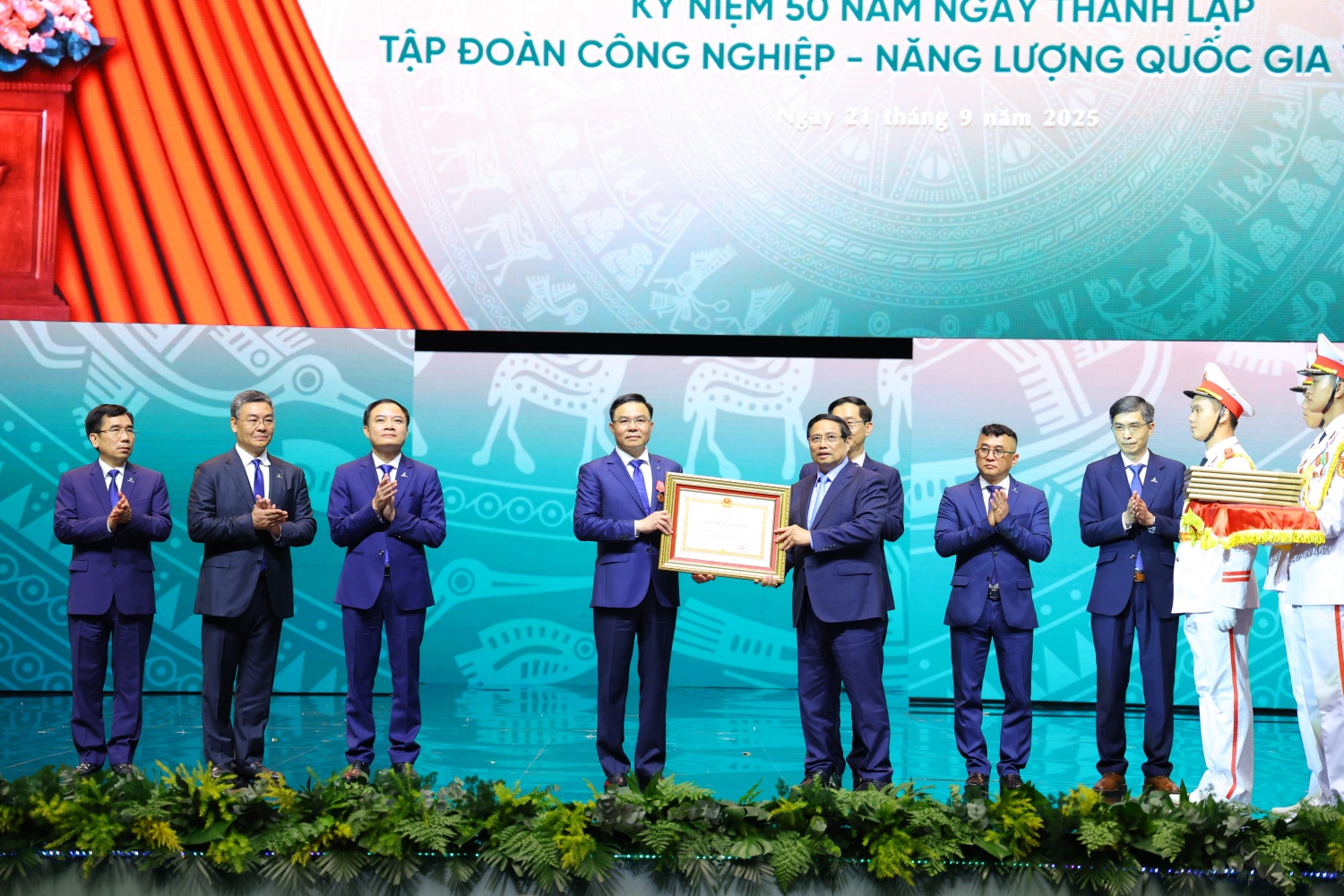 Petrovietnam đón nhận Huân chương Lao động hạng Nhất