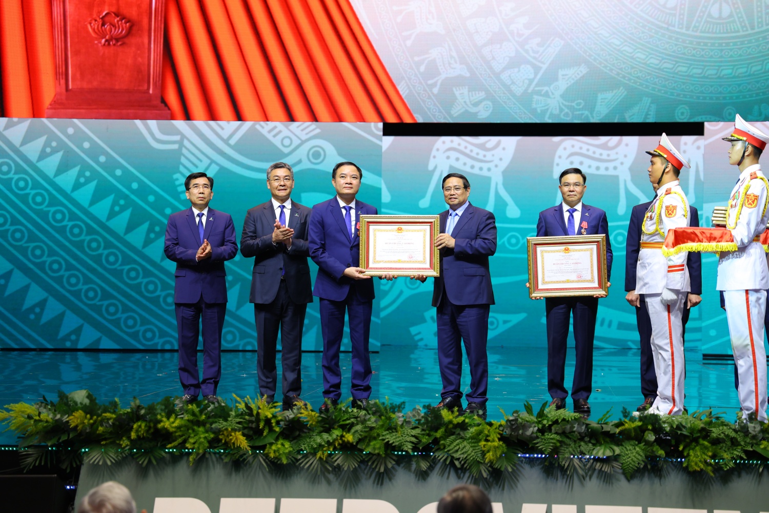 Petrovietnam đón nhận Huân chương Lao động hạng Nhất