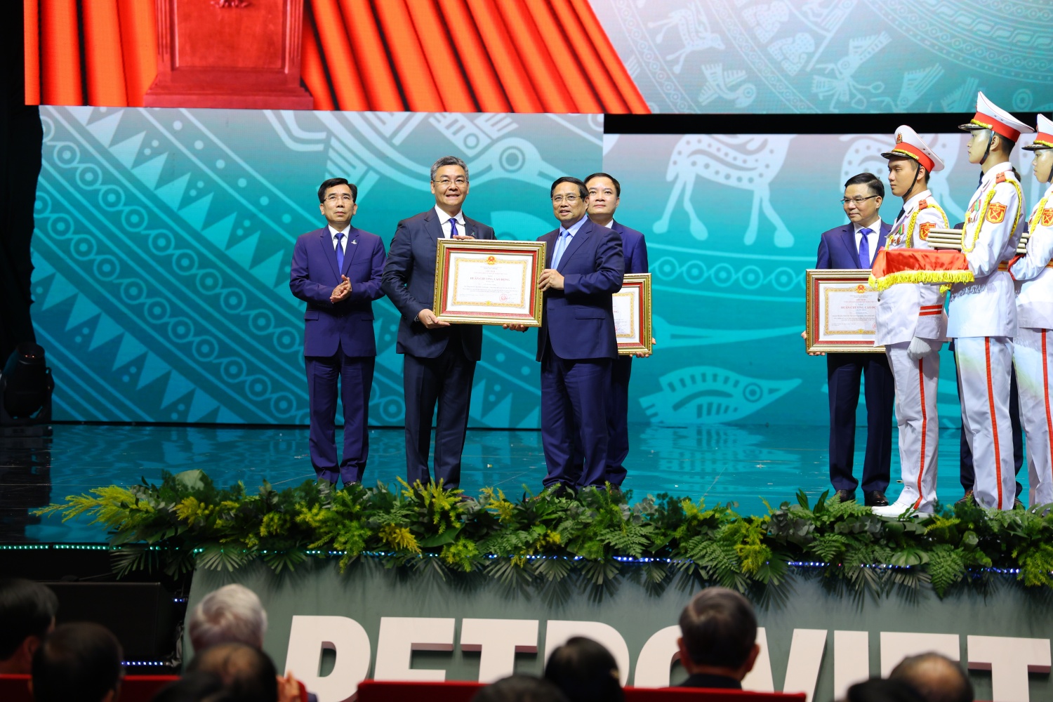 Petrovietnam đón nhận Huân chương Lao động hạng Nhất