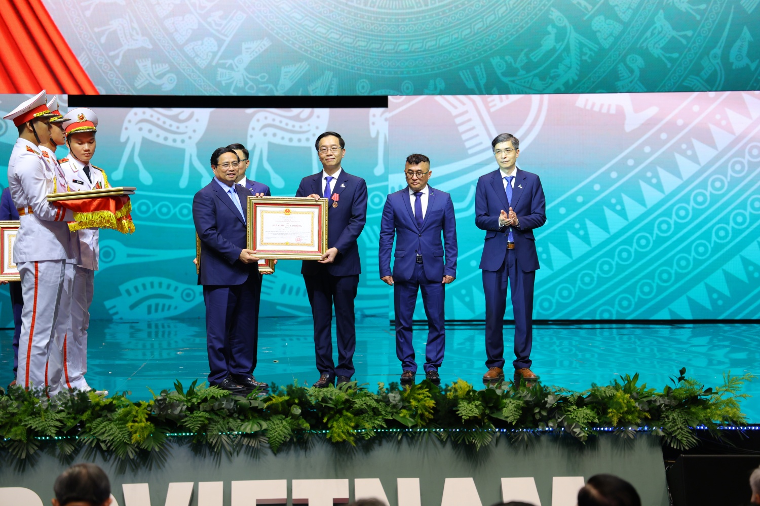 Petrovietnam đón nhận Huân chương Lao động hạng Nhất