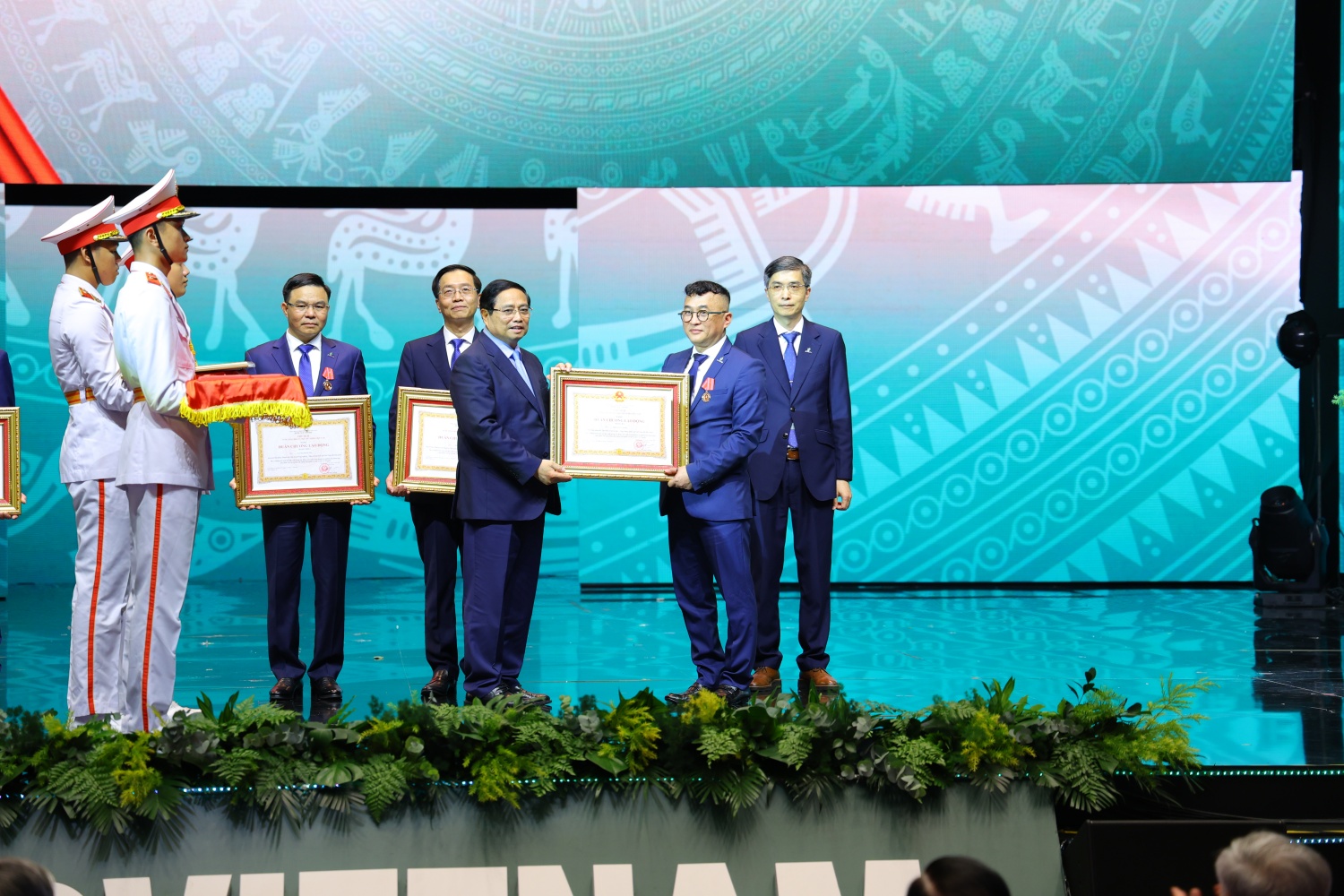 Petrovietnam đón nhận Huân chương Lao động hạng Nhất