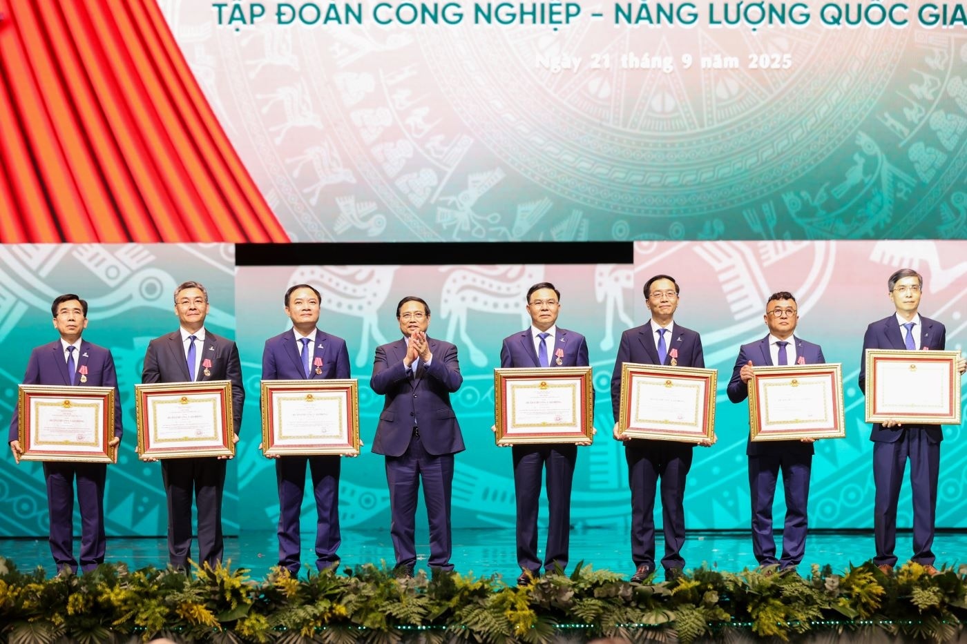 Petrovietnam đón nhận Huân chương Lao động hạng Nhất