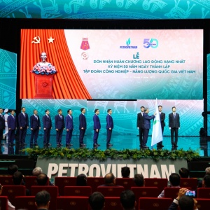 Petrovietnam đón nhận Huân chương Lao động hạng Nhất