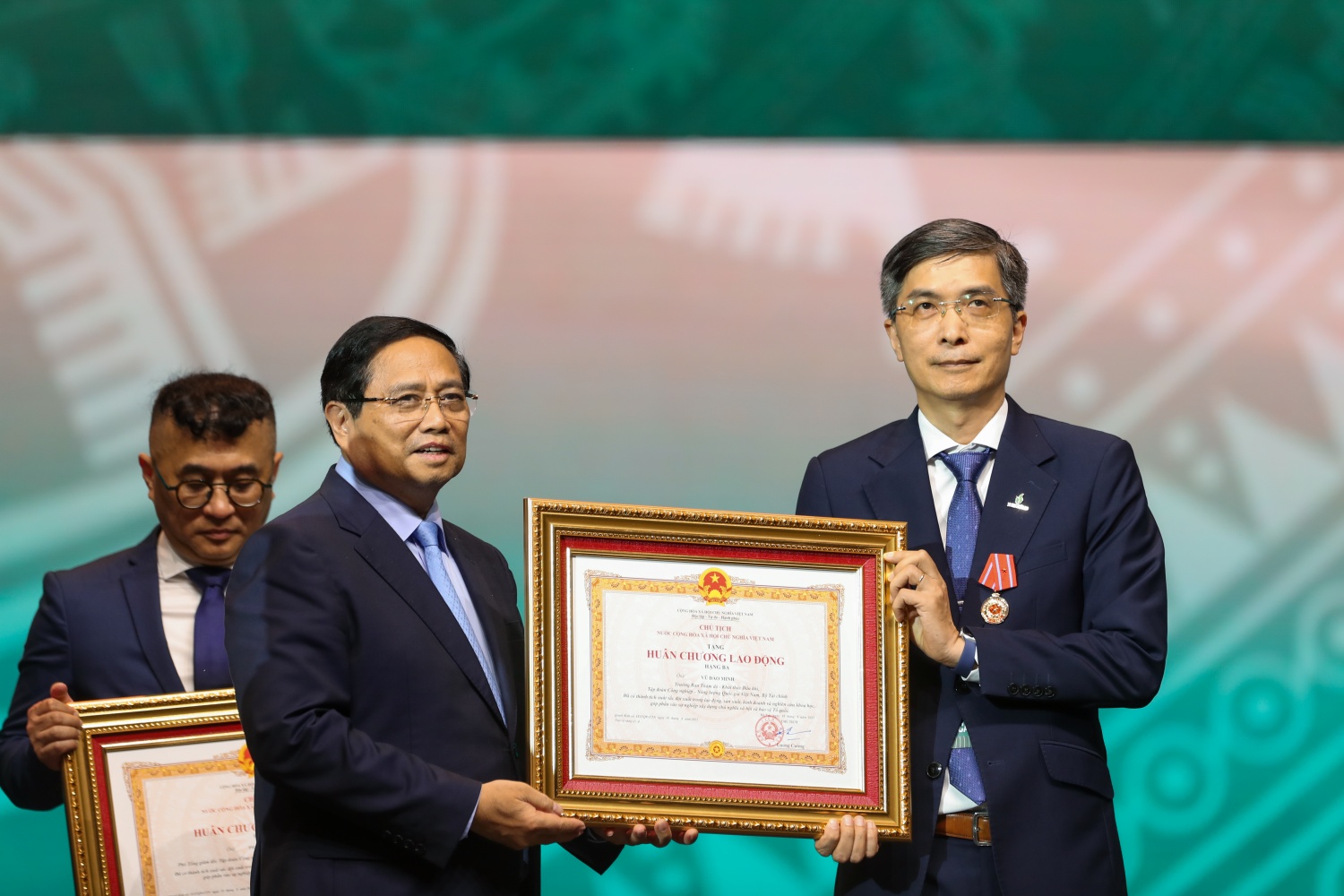 Petrovietnam đón nhận Huân chương Lao động hạng Nhất