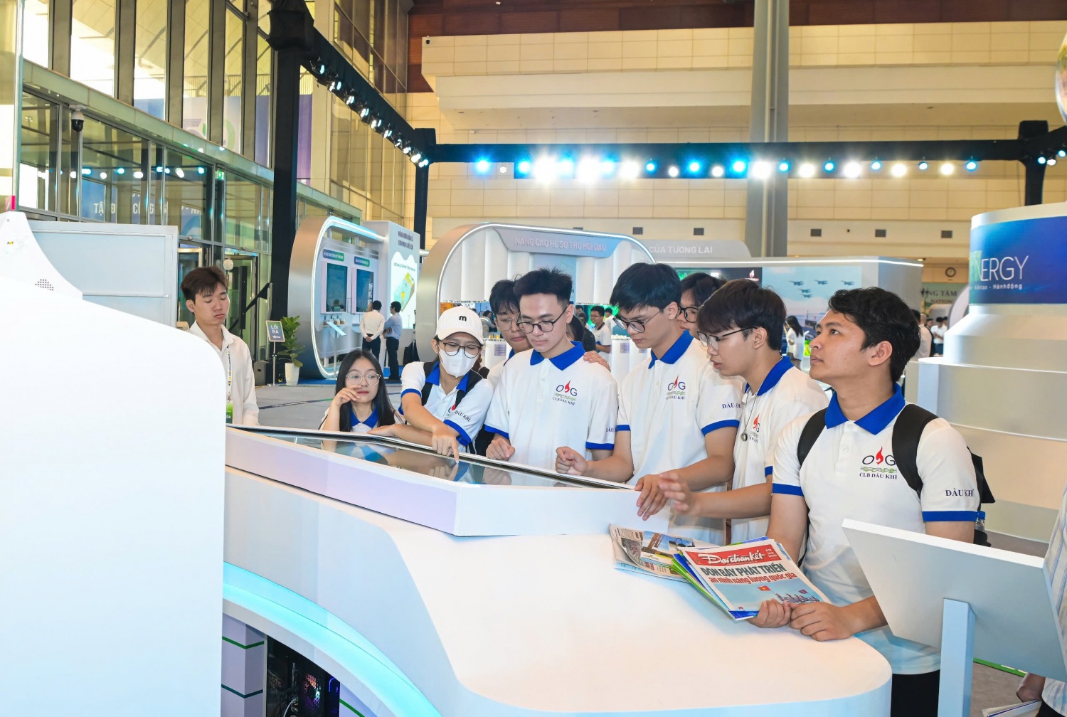 Người dân náo nức tham quan Triển lãm Khoa học, Công nghệ của Petrovietnam