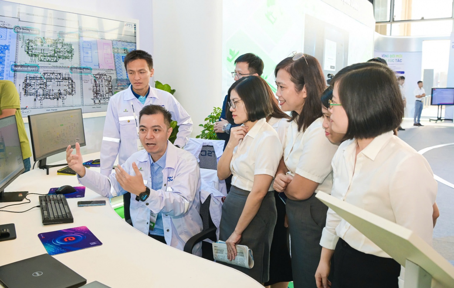 Người dân náo nức tham quan Triển lãm Khoa học, Công nghệ của Petrovietnam