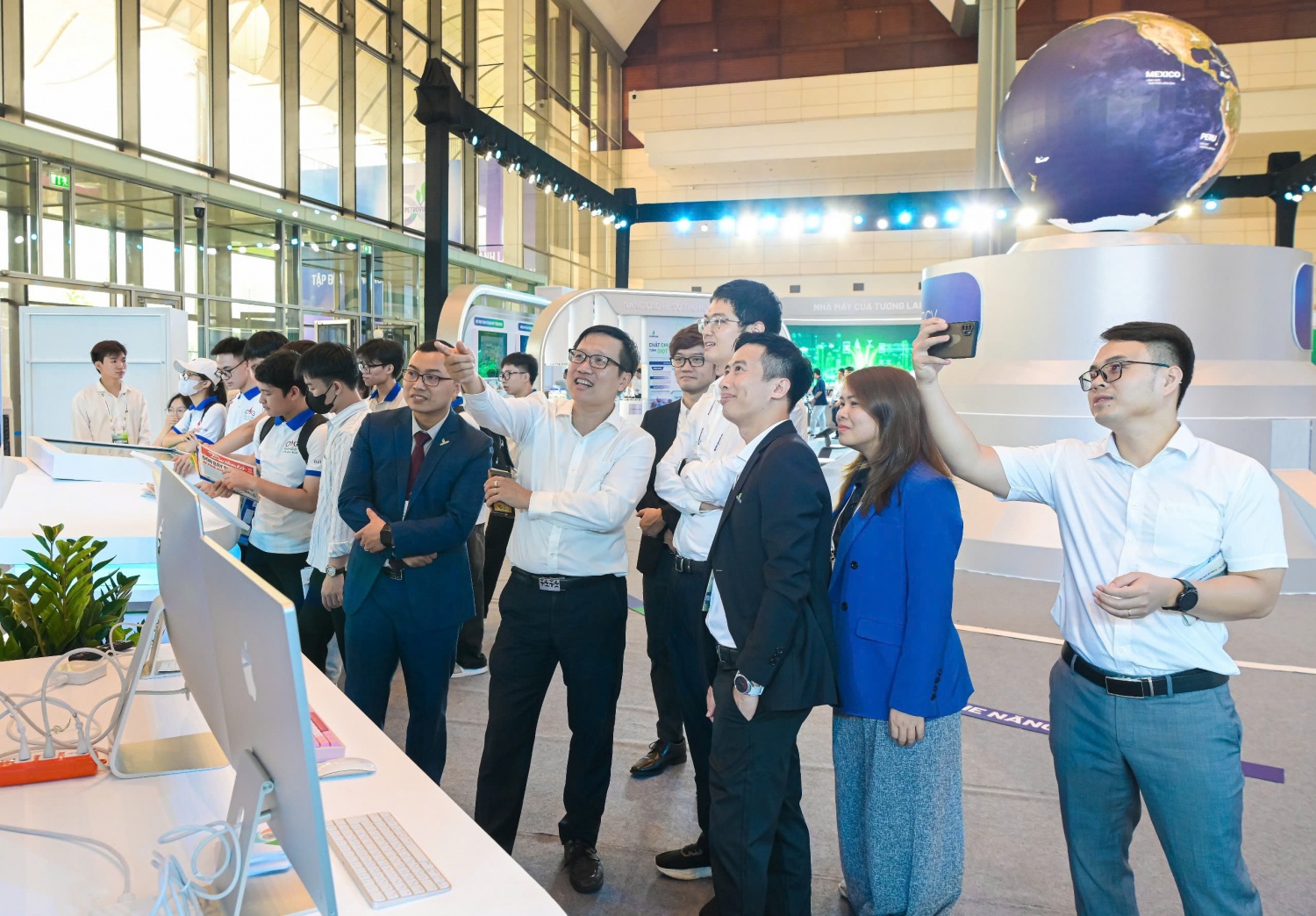 Người dân náo nức tham quan Triển lãm Khoa học, Công nghệ của Petrovietnam