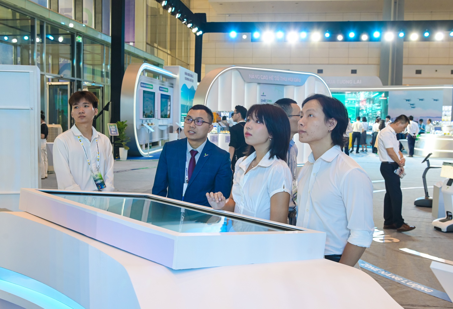 [Chùm ảnh] Triển lãm Khoa học Công nghệ Petrovietnam thu hút đông đảo khách tham quan