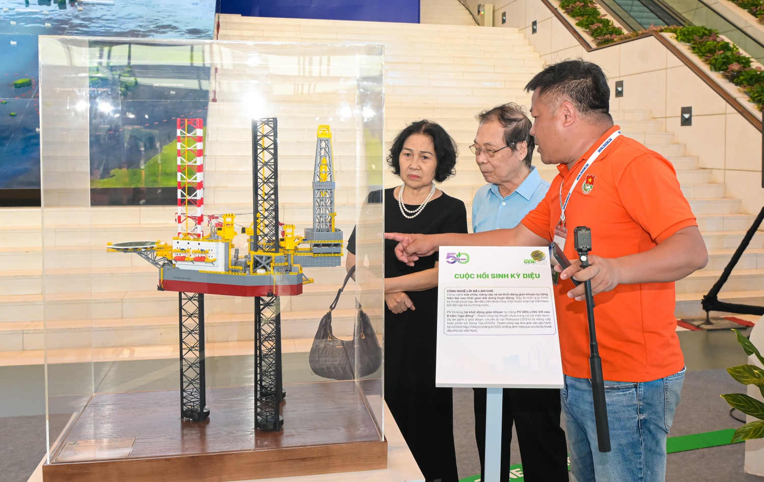 [Chùm ảnh] Triển lãm Khoa học Công nghệ Petrovietnam thu hút đông đảo khách tham quan