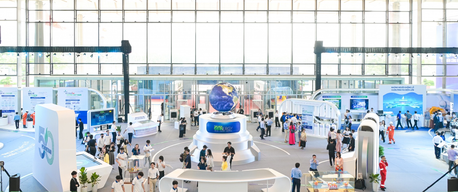 [Chùm ảnh] Triển lãm Khoa học Công nghệ Petrovietnam thu hút đông đảo khách tham quan