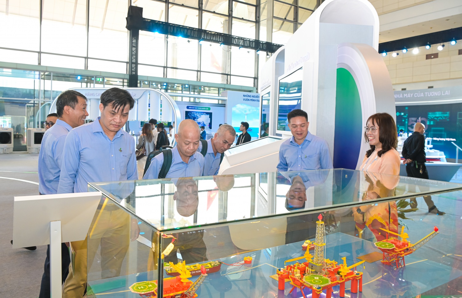 [Chùm ảnh] Triển lãm Khoa học Công nghệ Petrovietnam thu hút đông đảo khách tham quan