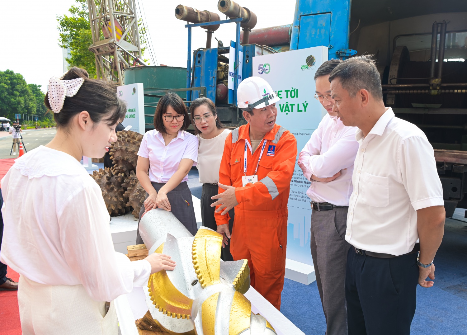 [Chùm ảnh] Triển lãm Khoa học Công nghệ Petrovietnam thu hút đông đảo khách tham quan