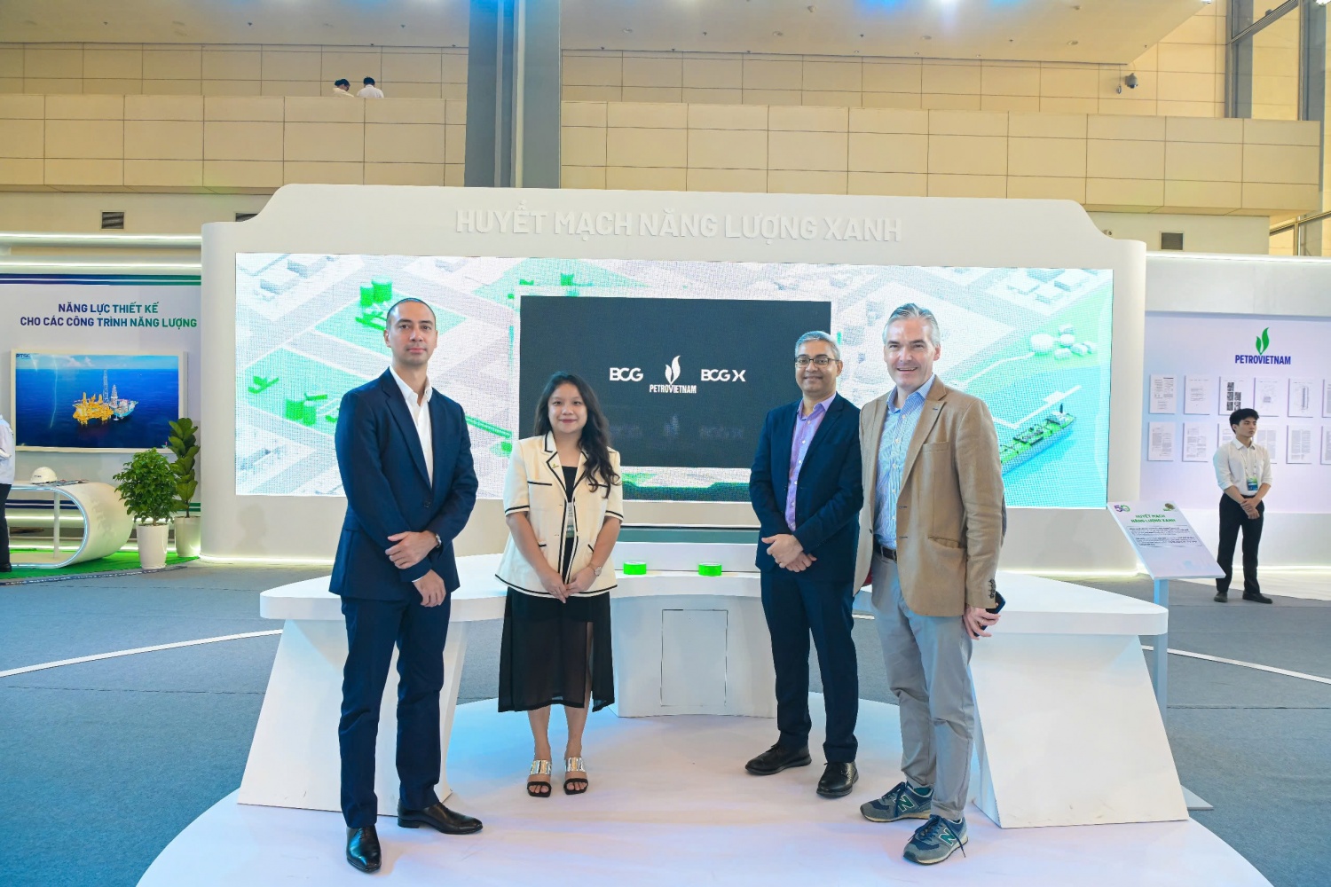 [Chùm ảnh] Triển lãm Khoa học Công nghệ Petrovietnam thu hút đông đảo khách tham quan