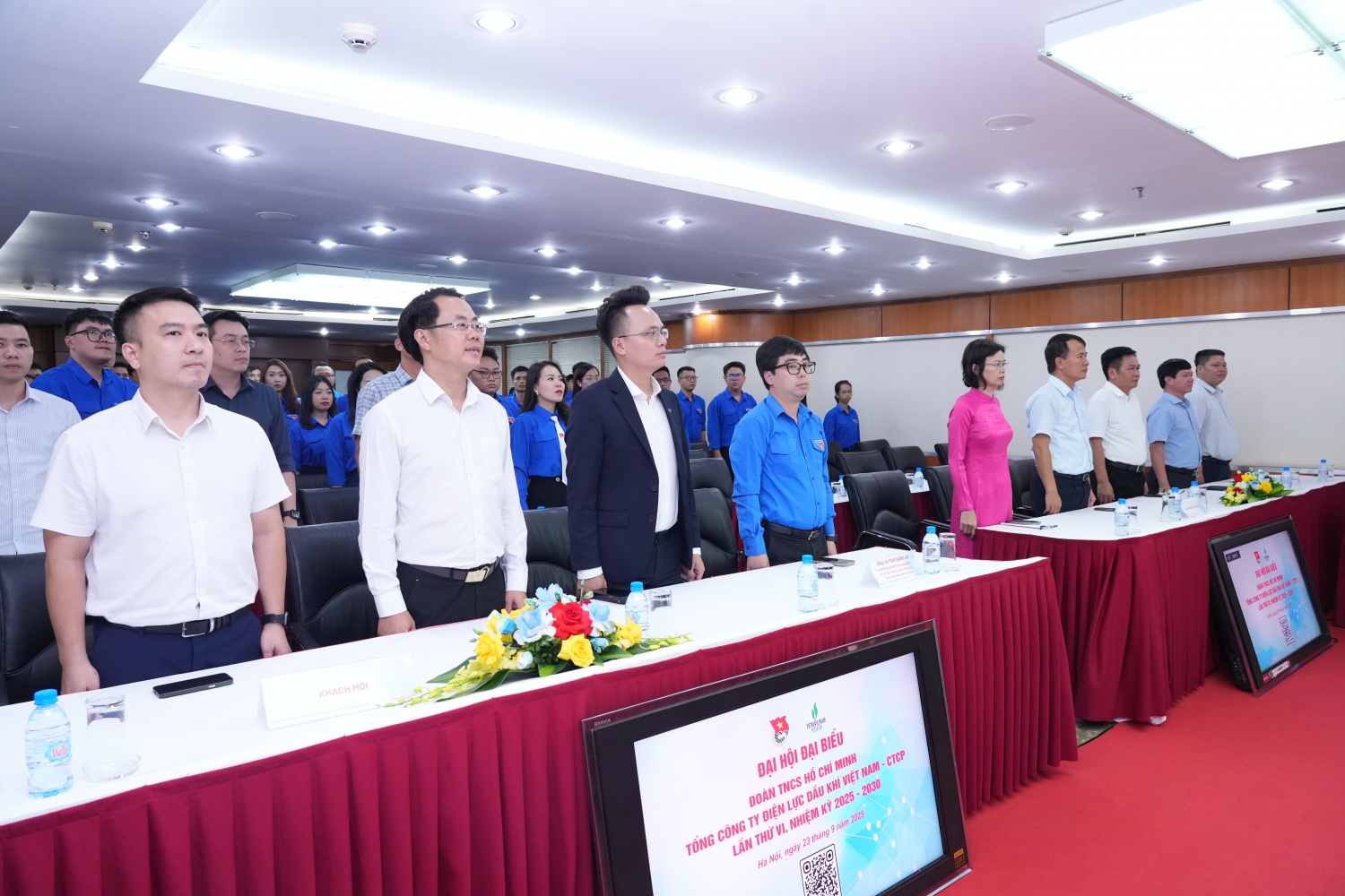 Các đại biểu thực hiện nghi thức chào cờ Các đại biểu thực hiện nghi thức chào cờ