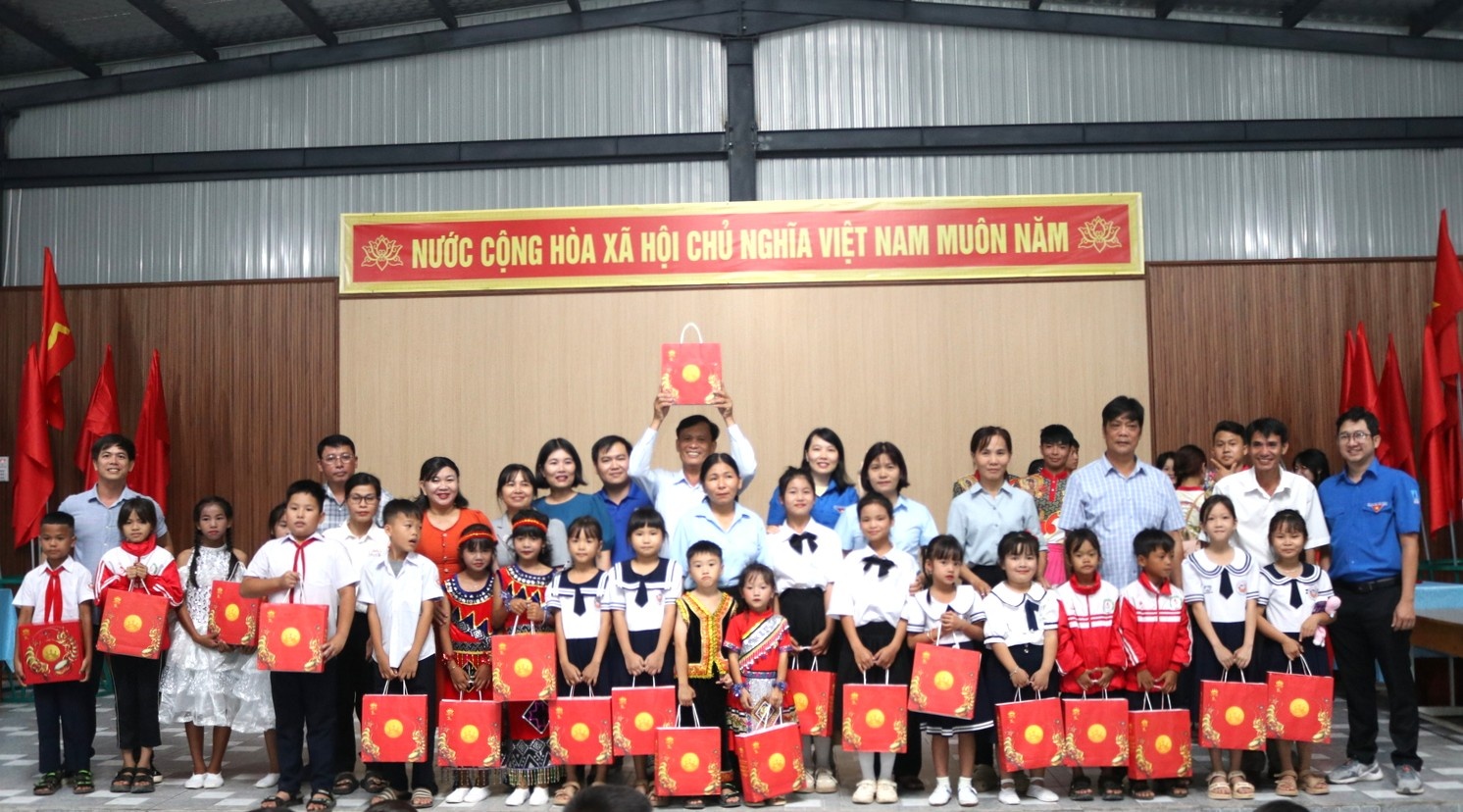 Đoàn Thanh niên POS trao tặng nhà ăn bán trú cho trường tiểu học vùng cao