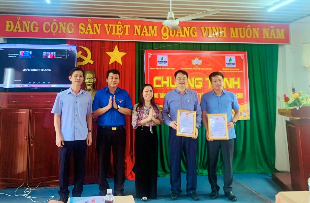 PV Power NT và PV GAS SE trao tặng Nhà đại đoàn kết và học bổng tại Đồng Nai