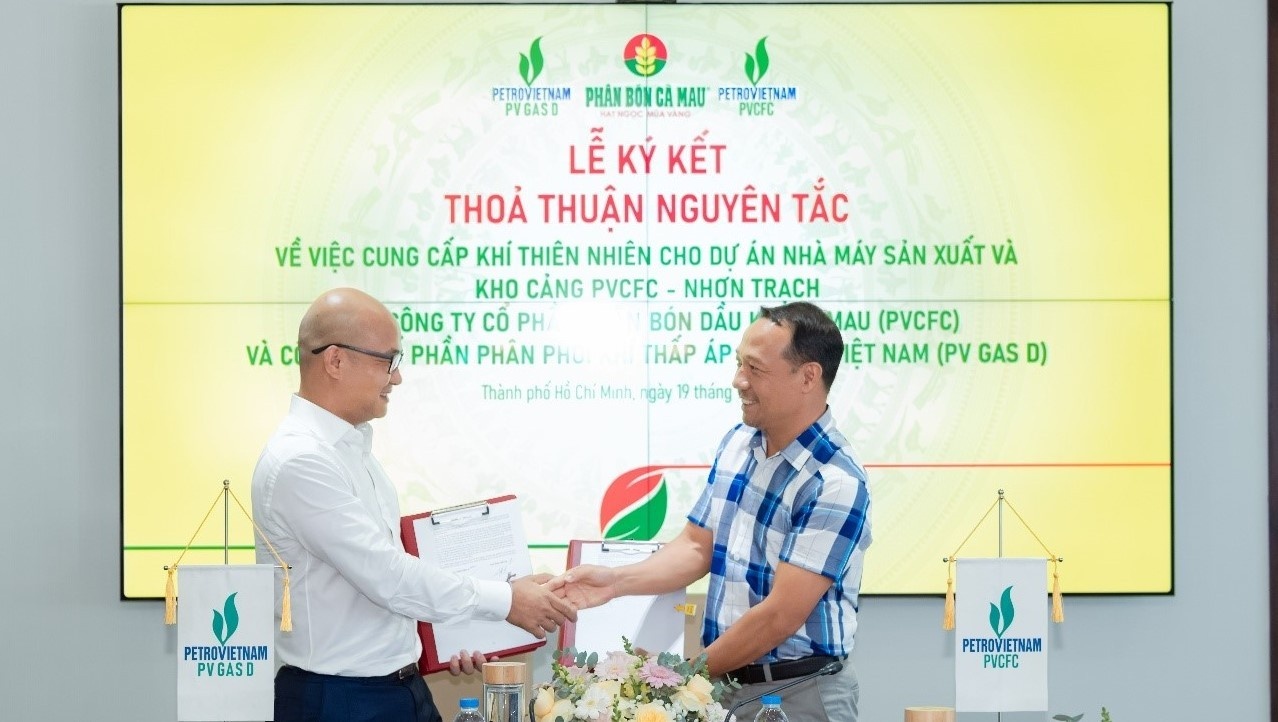 Ông Đỗ Phạm Hồng Minh – Giám đốc PV GAS D và ông Trần Thế Cường – Phó Tổng Giám đốc PVCFC tại lễ ký kết Thỏa thuận