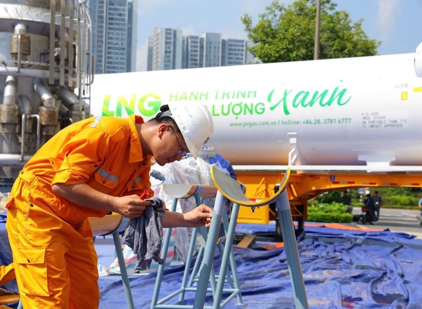 Kỹ sư PV GAS kiểm tra giá đỡ sản phẩm triển lãm