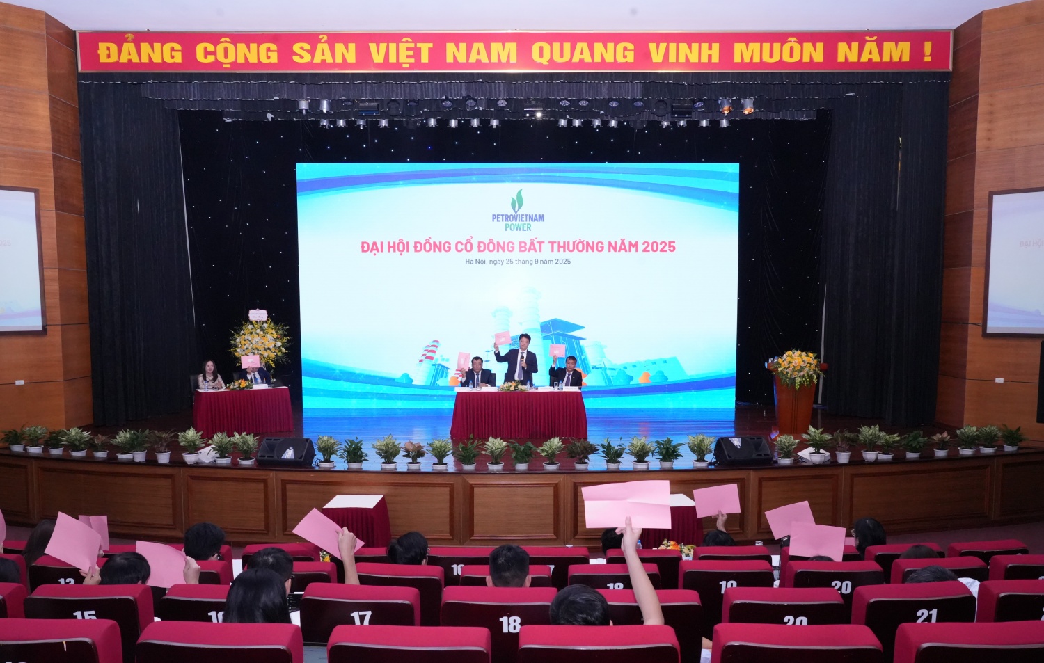 Các cổ đông biểu quyết tại Đại hội