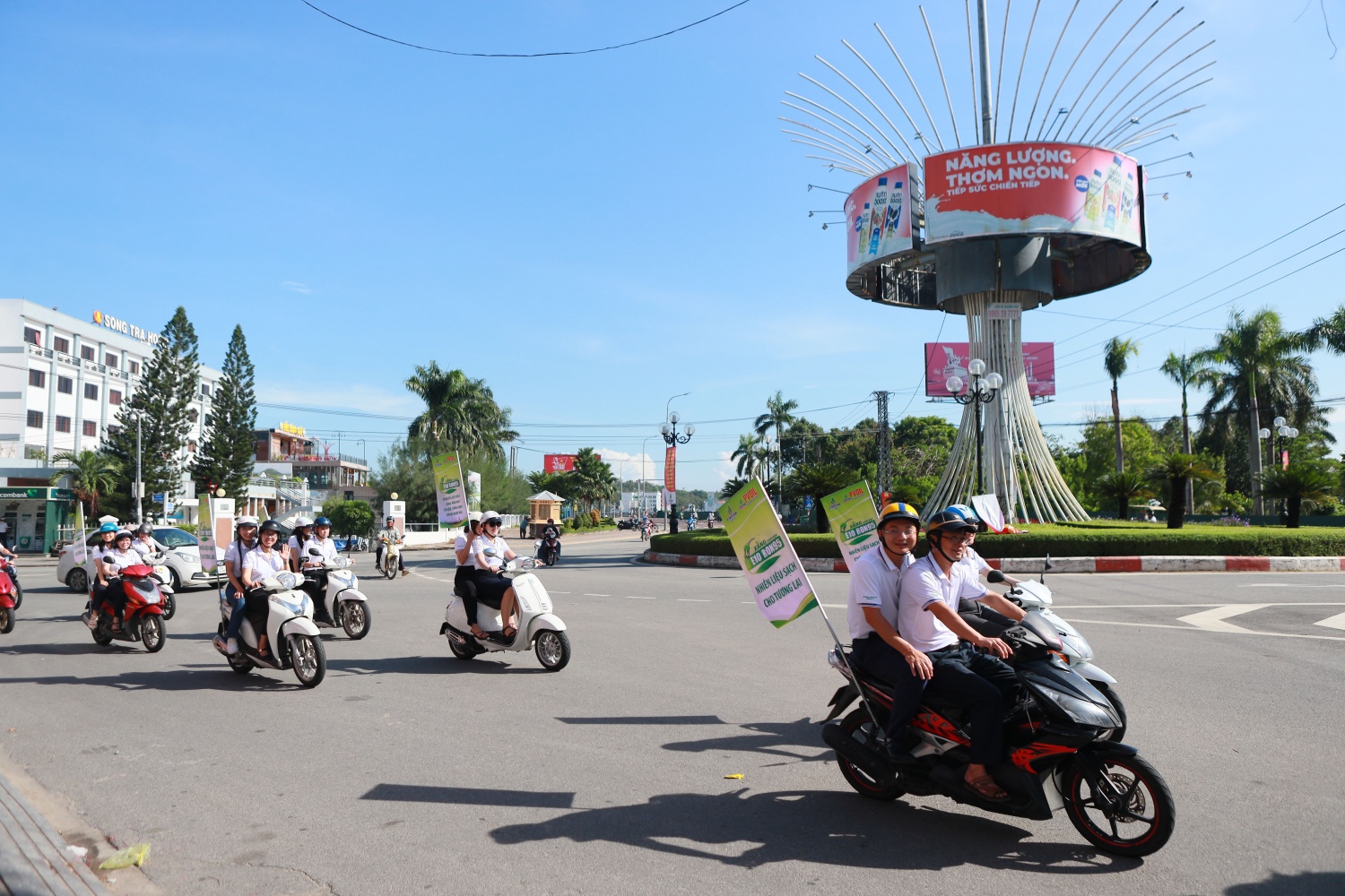 , Đoàn viên Thanh niên BSR trong hoạt động tuyên truyền sử dụng xăng sinh học E10 RON95 tại Quảng Ngãi.