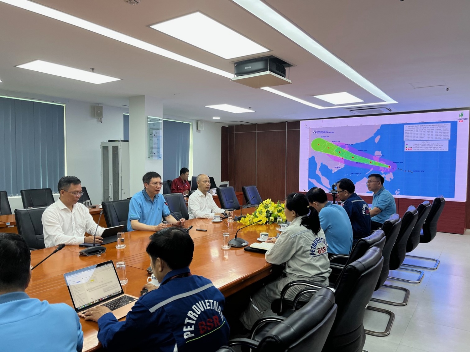 BSR tổ chức họp lên phương án ứng phó bão số 10.