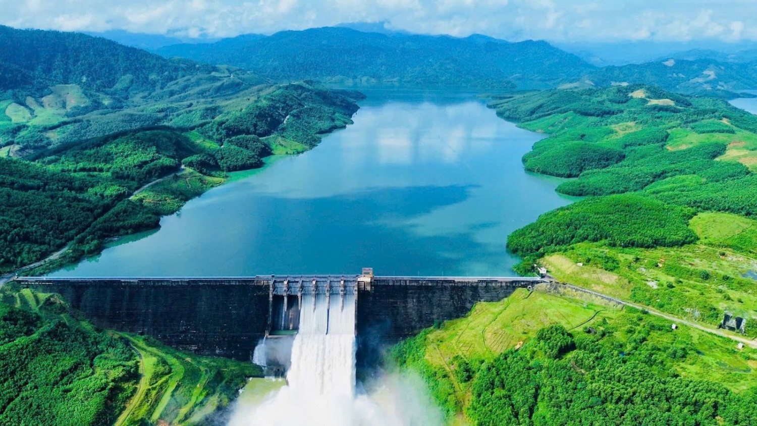 Thủy điện Sông Tranh được yêu cầu hạ mức nước vận hành để ứng phó với bão số 10.