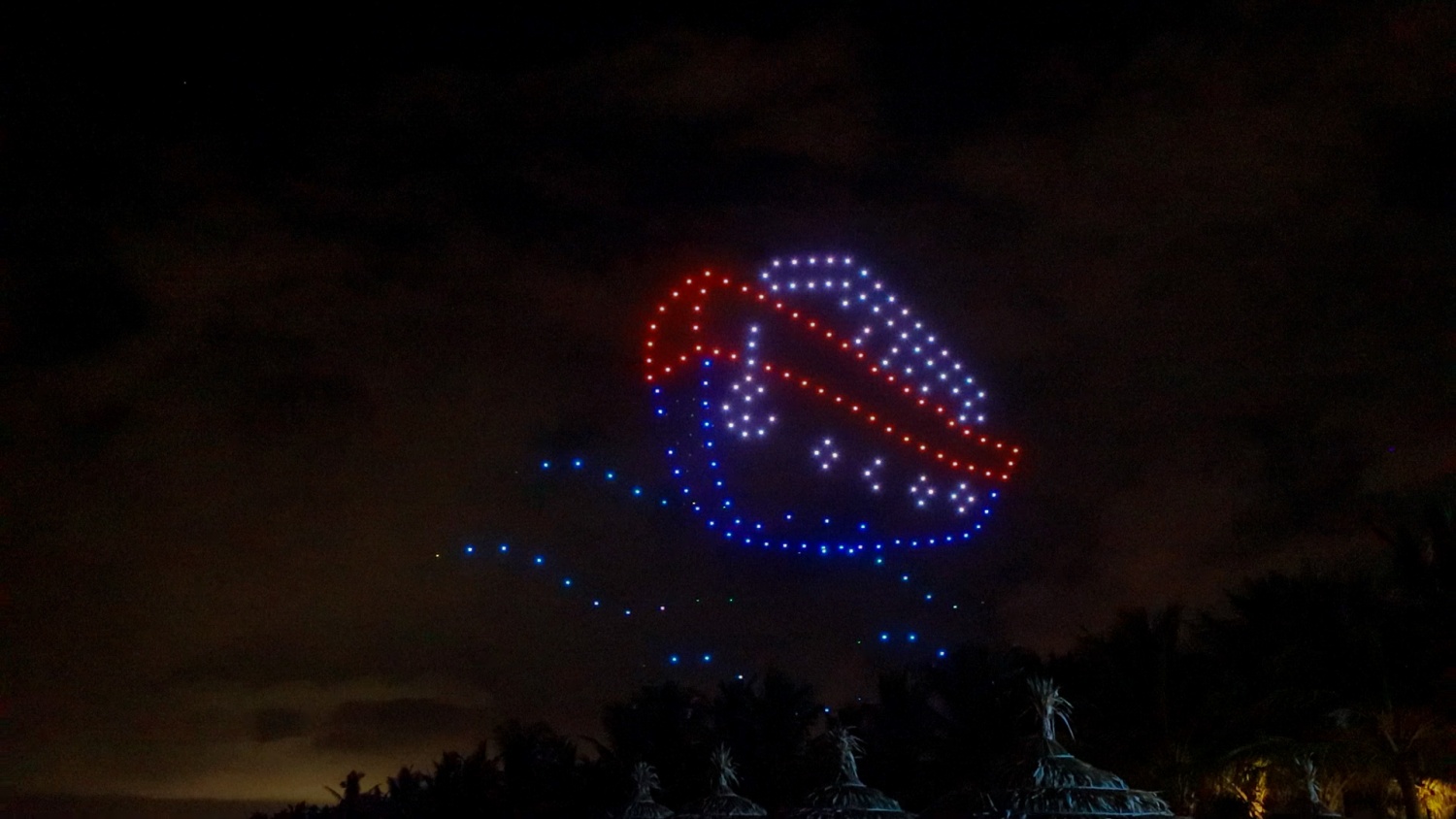 Các drone bắt đầu màn trình diễn bằng việc tái hiện hình ảnh về thời điểm đất nước mở cửa hội nhập, mở ra khát vọng xây dựng Nhà máy Lọc dầu đầu tiên của Việt Nam. Và ở đó, Quảng Ngãi là một tỉnh miền Trung còn nhiều khó khăn được chọn làm nơi đặt NMLD Du