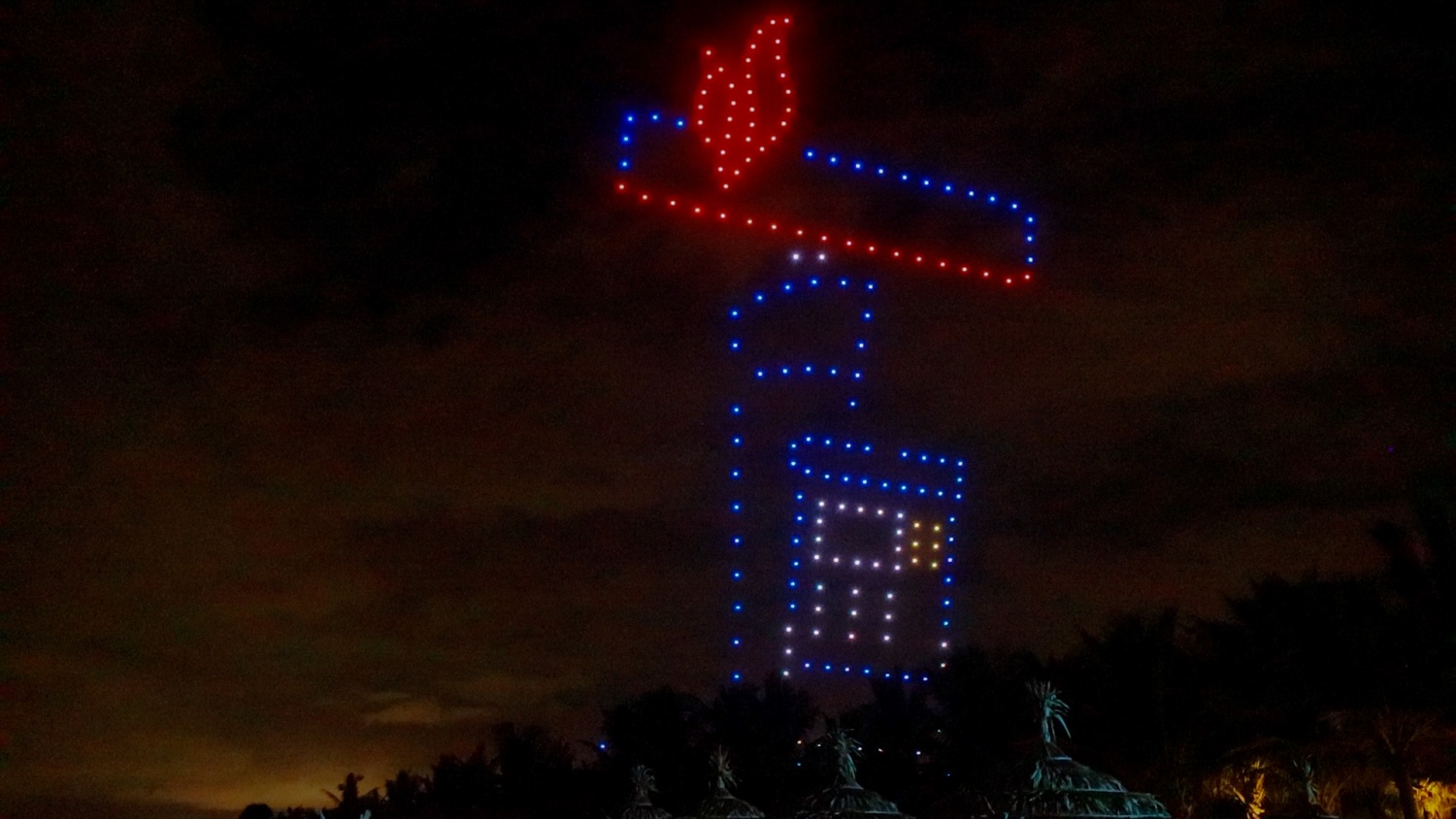 Drone bay theo đội hình, tái hiện hình ảnh hệ thống phân phối xăng dầu phủ khắp cả nước, khẳng định vị thế thương hiệu BSR.