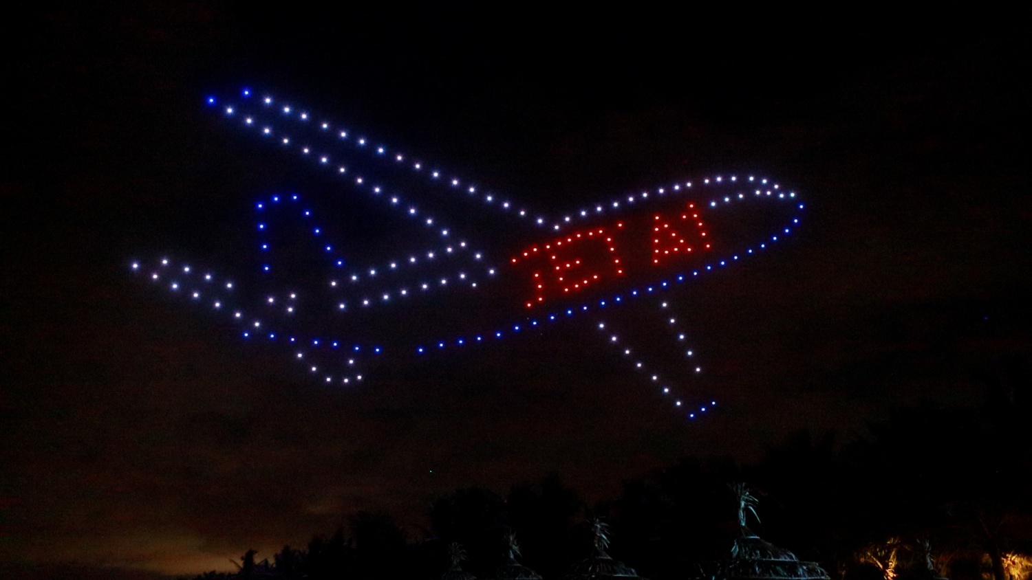 Hình ảnh máy bay cất cánh với dòng chữ “Jet A1” thể hiện việc không chỉ giữ vững thị trường trong nước, BSR đang khẳng định vai trò tiên phong của mình khi từng bước chinh phục các thị trường quốc tế. Bên cạnh việc xuất khẩu sản phẩm FO, LCO, RFCC Naphtha