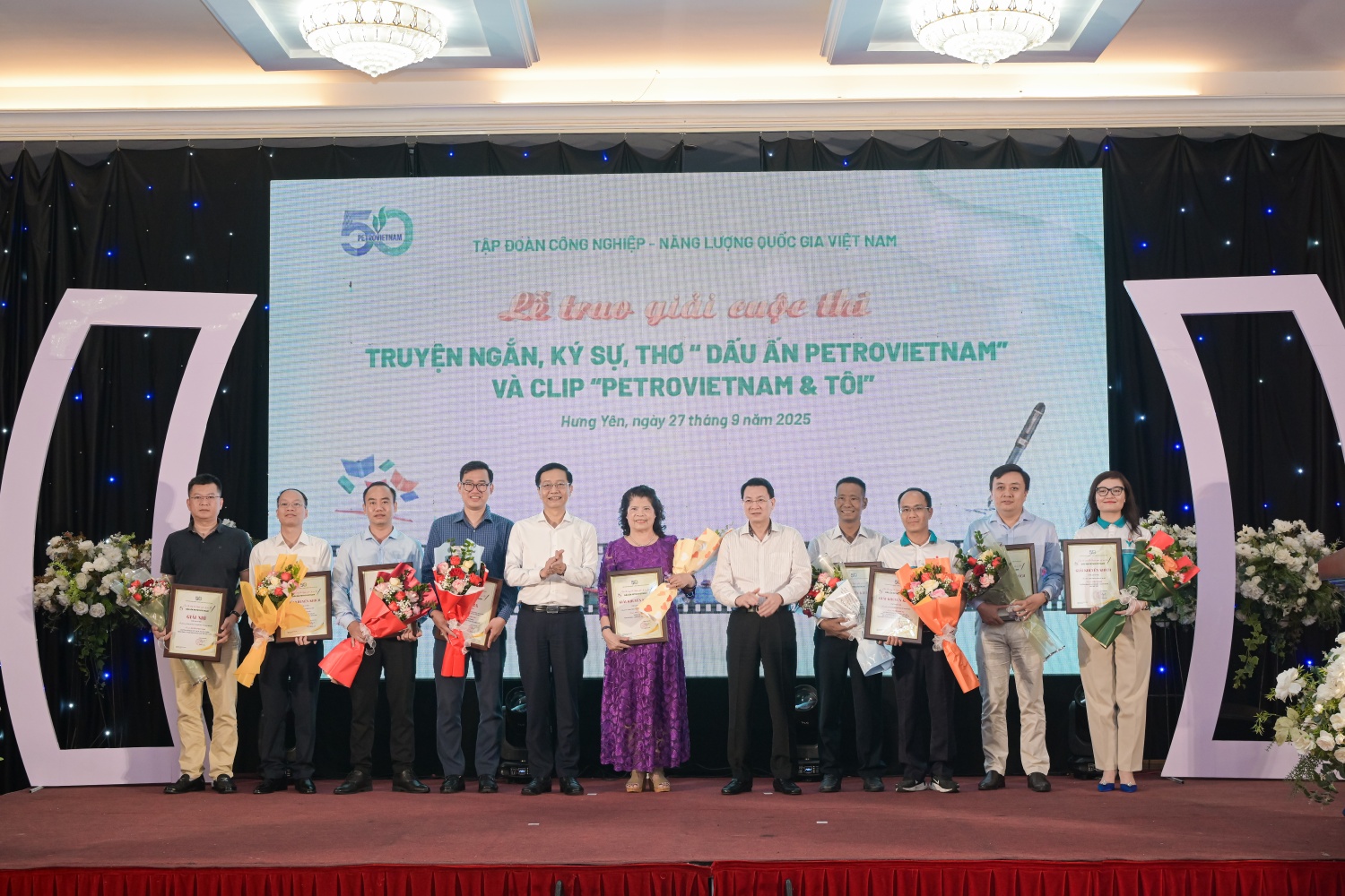 Đồng chí Trần Quang Dũng - Phó Bí thư thường trực Đảng ủy Petrovietnam và đồng chí Phạm Tuấn Anh