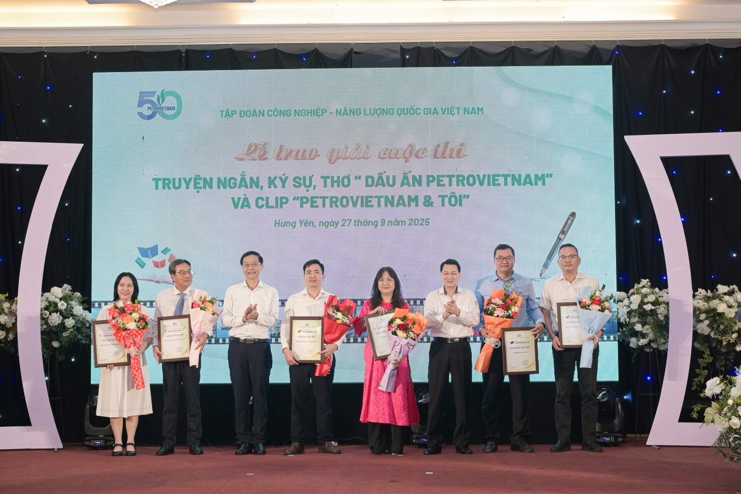 Đồng chí Trần Quang Dũng và đồng chí Phạm Tuấn Anh giải cho các Tập thể tích cực tham dự cả 2 cuộc thi 