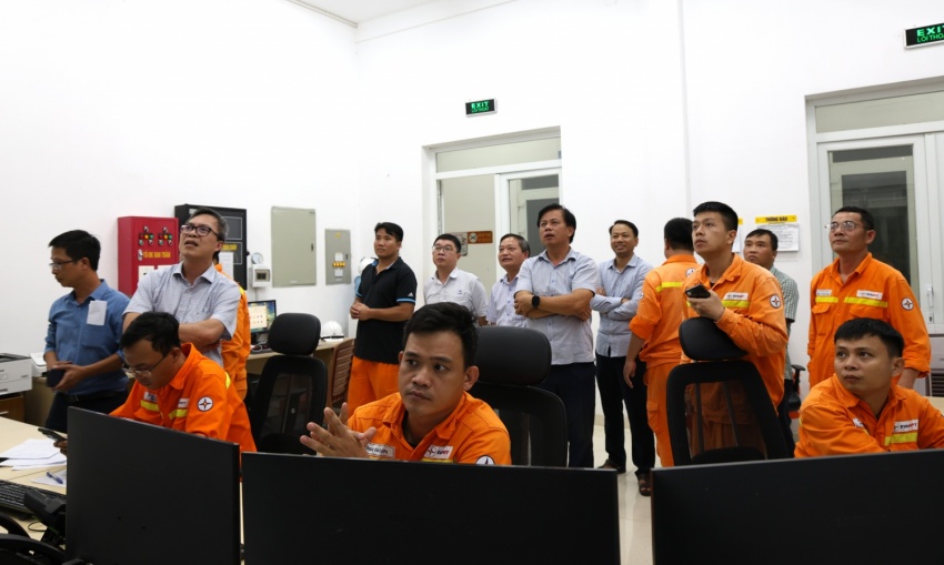 Lãnh đạo EVNNPT trắng đêm trực ứng phó với bão số 10
