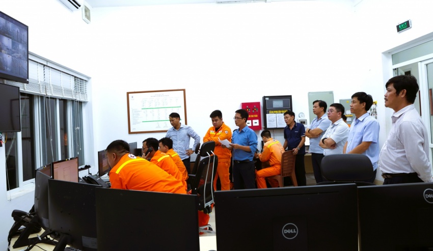 Lãnh đạo EVNNPT trắng đêm trực ứng phó với bão số 10