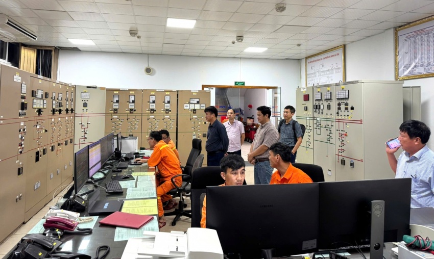 Lãnh đạo EVNNPT trắng đêm trực ứng phó với bão số 10