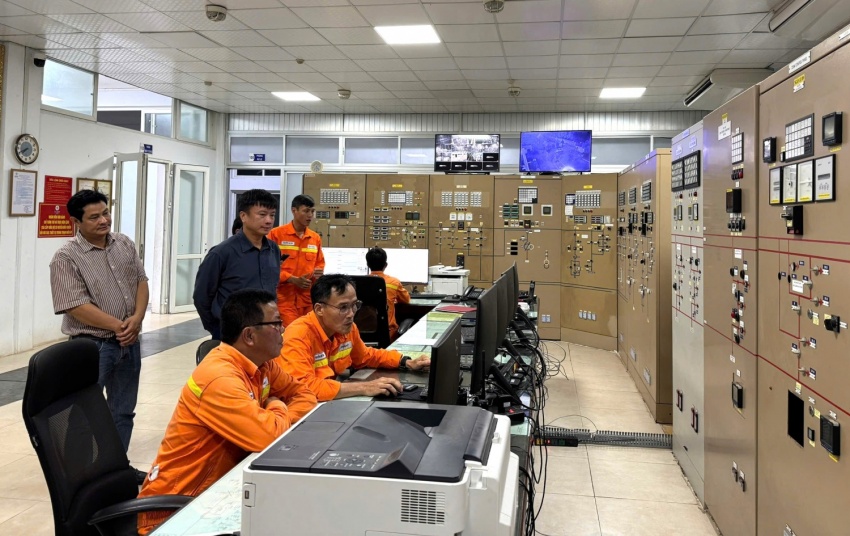 Lãnh đạo EVNNPT trắng đêm trực ứng phó với bão số 10