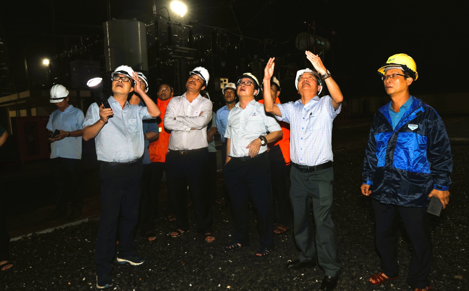 Lãnh đạo EVNNPT trắng đêm trực ứng phó với bão số 10