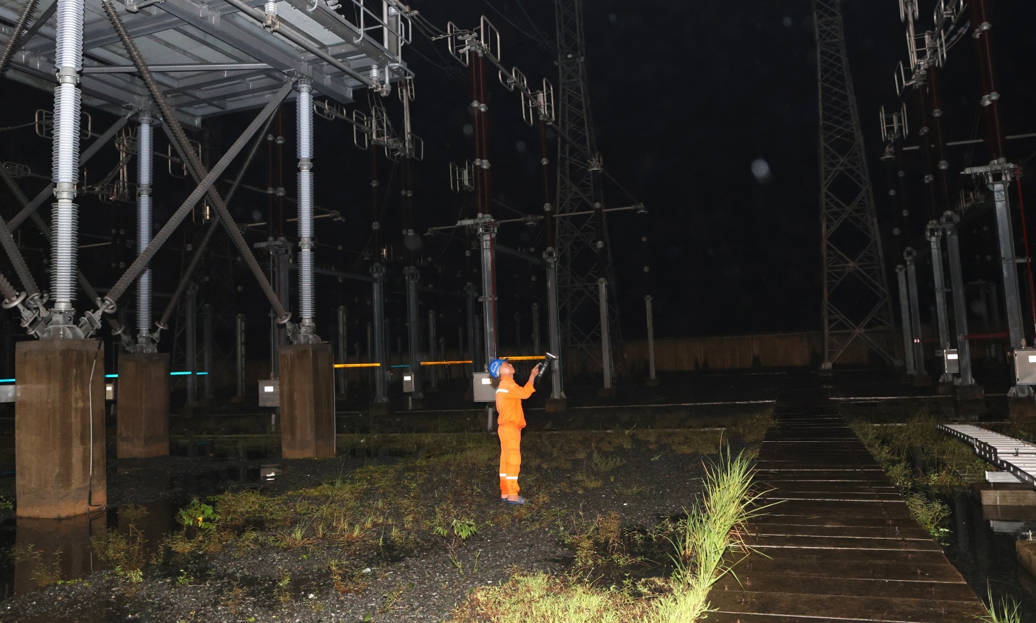 Lãnh đạo EVNNPT trắng đêm trực ứng phó với bão số 10