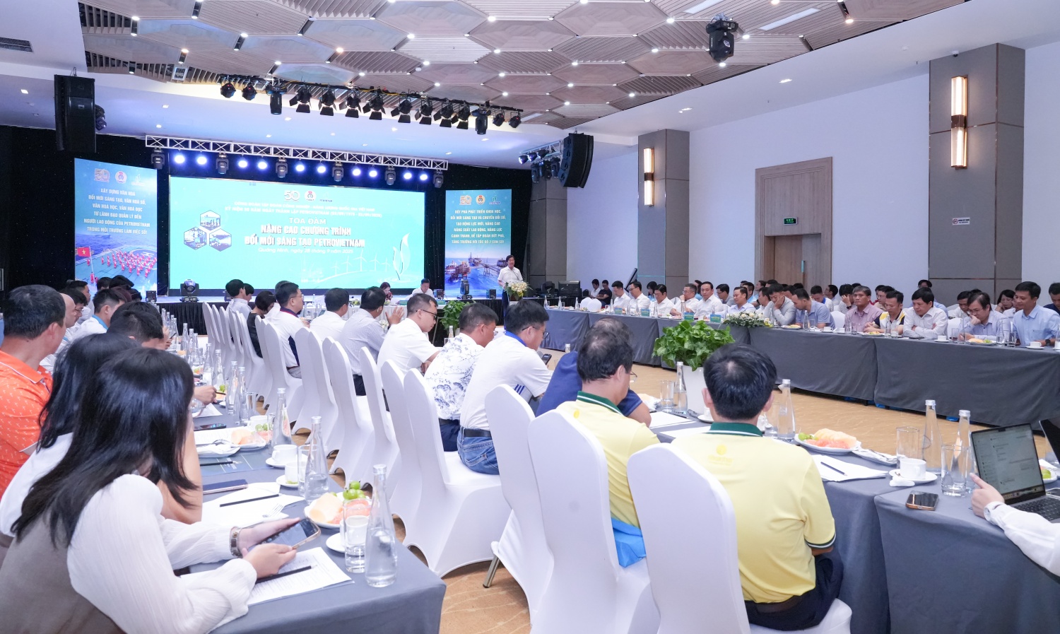 Quang cảnh toạ đàm