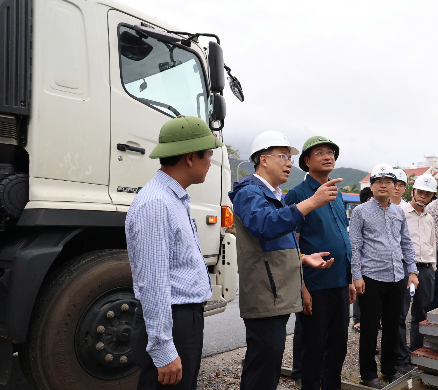 Bí thư Tỉnh ủy Quảng Trị Lê Ngọc Quang thăm, động viên công nhân, kỹ sư EVNCPC khắc phục hậu quả bão số 10