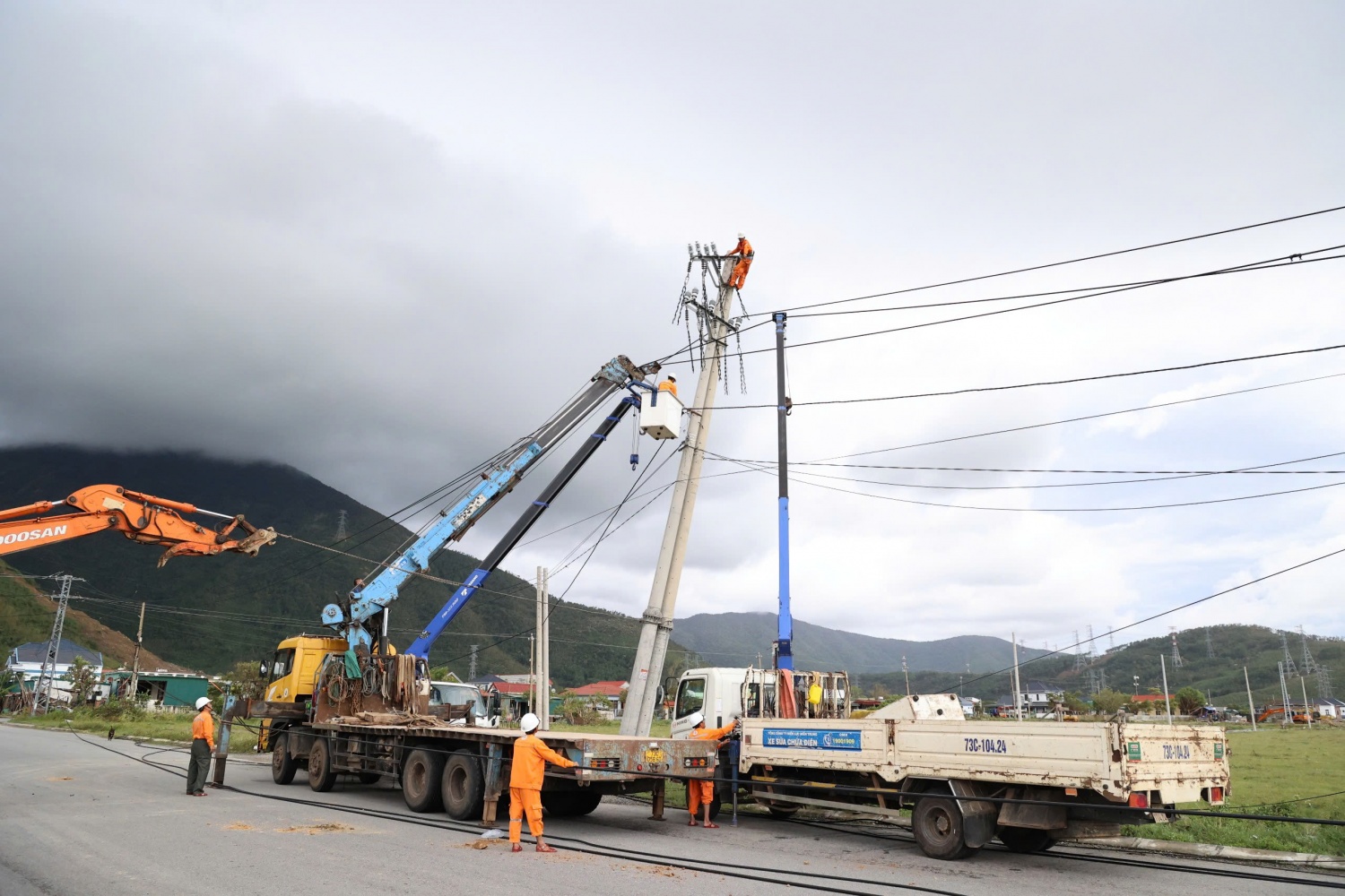 Bí thư Tỉnh ủy Quảng Trị Lê Ngọc Quang thăm, động viên công nhân, kỹ sư EVNCPC khắc phục hậu quả bão số 10