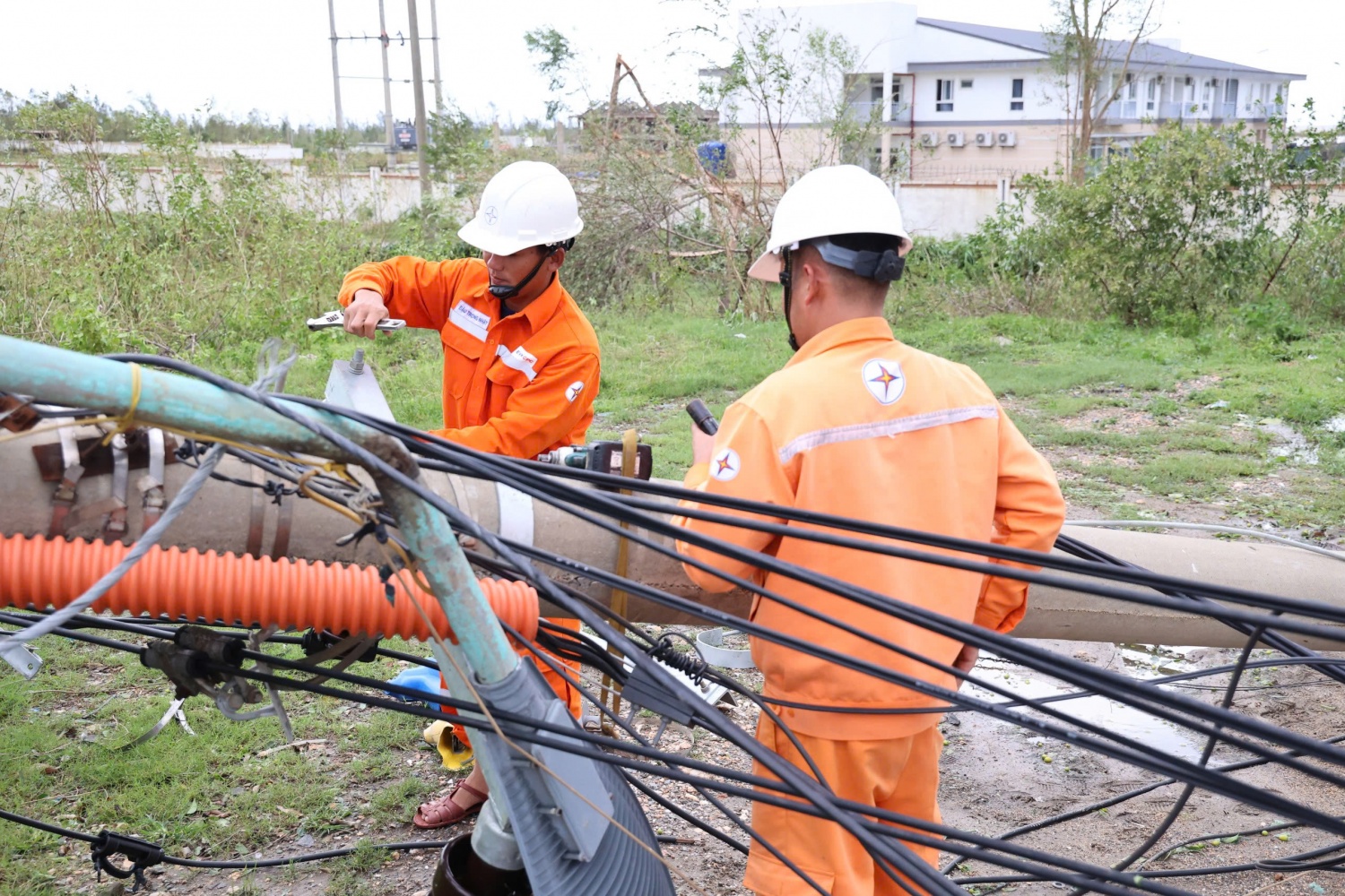 Bí thư Tỉnh ủy Quảng Trị Lê Ngọc Quang thăm, động viên công nhân, kỹ sư EVNCPC khắc phục hậu quả bão số 10