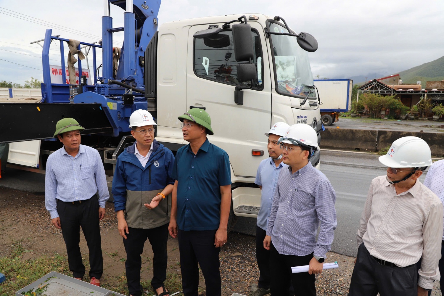 Bí thư Tỉnh ủy Quảng Trị Lê Ngọc Quang thăm, động viên công nhân, kỹ sư EVNCPC khắc phục hậu quả bão số 10