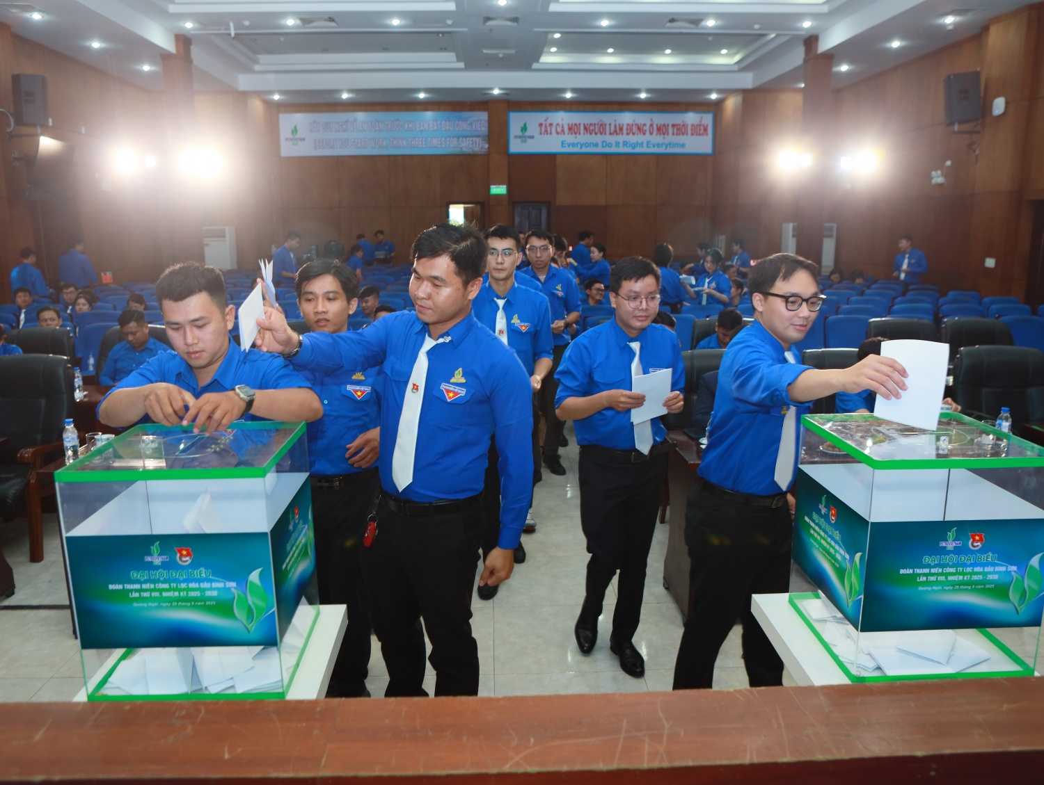 Các đoàn viên thanh niên bỏ phiếu bầu Ban Chấp hành Đoàn Thanh niên BSR.