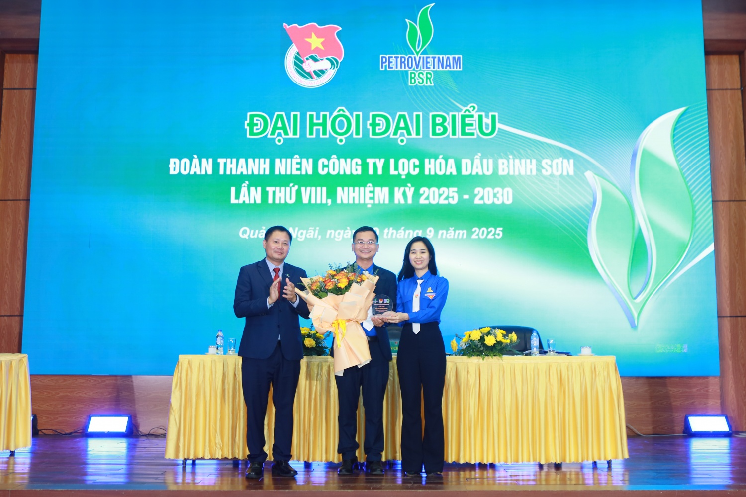 Đại diện Đảng bộ BSR và Đoàn Thanh niên tri ân những đóng góp, cống hiến của đồng chí Nguyễn Huy Du - Bí thư Đoàn Thanh niên khóa VII, giai đoạn 2022 - 2027.