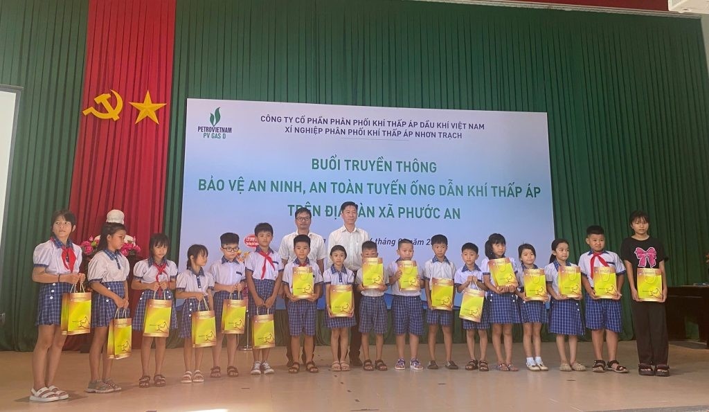 Lãnh đạo XNNT trao tặng quà cho các em học sinh Trường Tiểu học Phước An