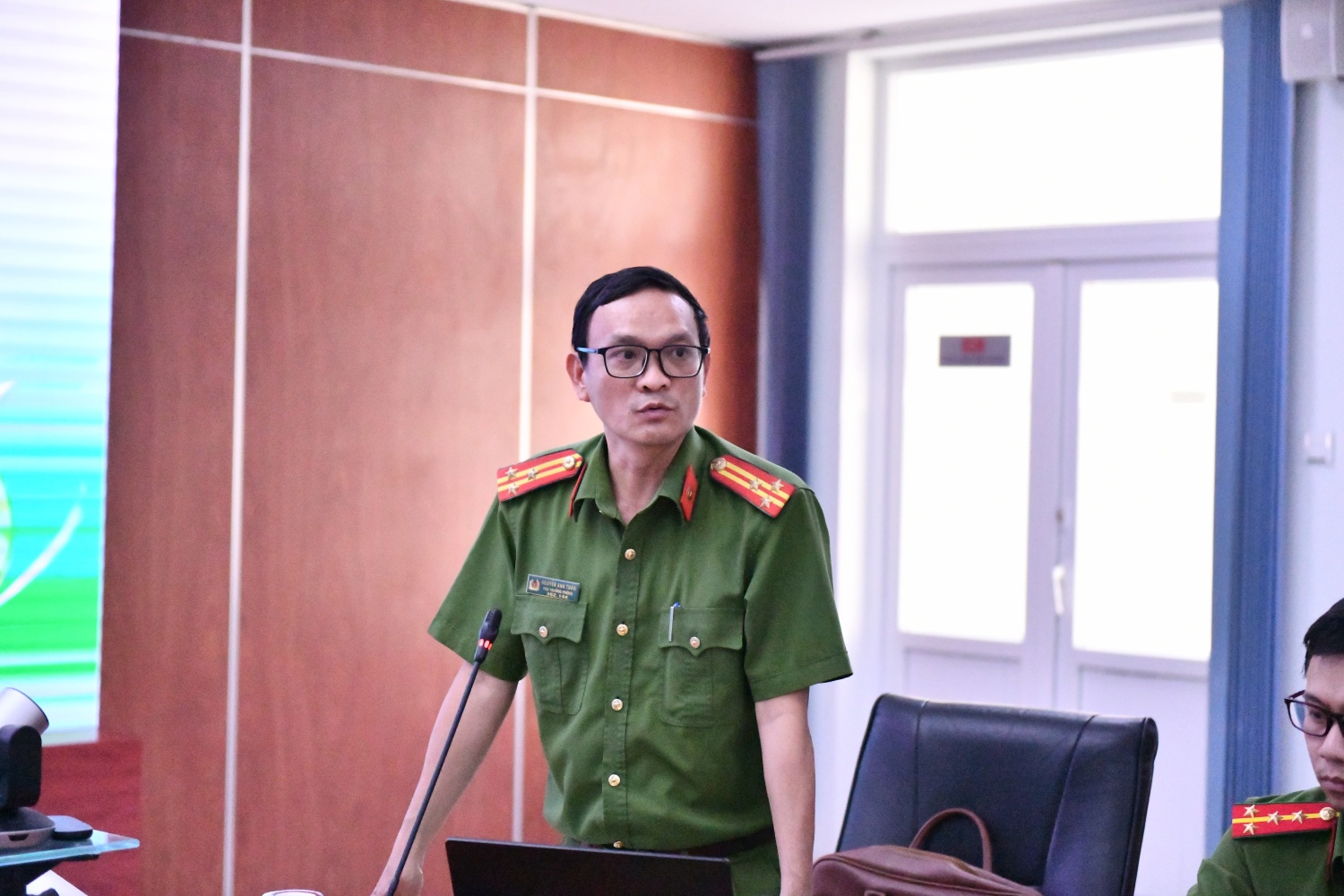 Cán bộ Công an tỉnh Quảng Ngãi phổ biến những nội dung thay đổi quan trọng của Luật PCCC số 55/2024/QH15 và văn bản hướng dẫn thi hành luật.