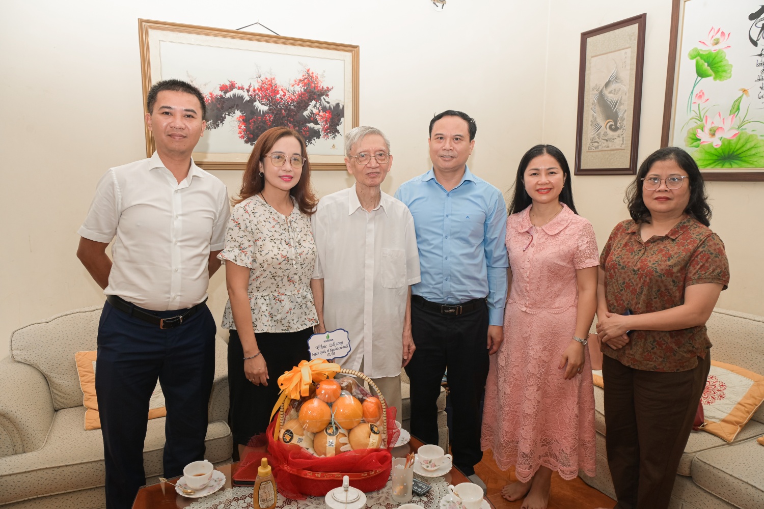 Petrovietnam thăm hỏi, tri ân cán bộ hưu trí nhân Ngày Quốc tế Người cao tuổi