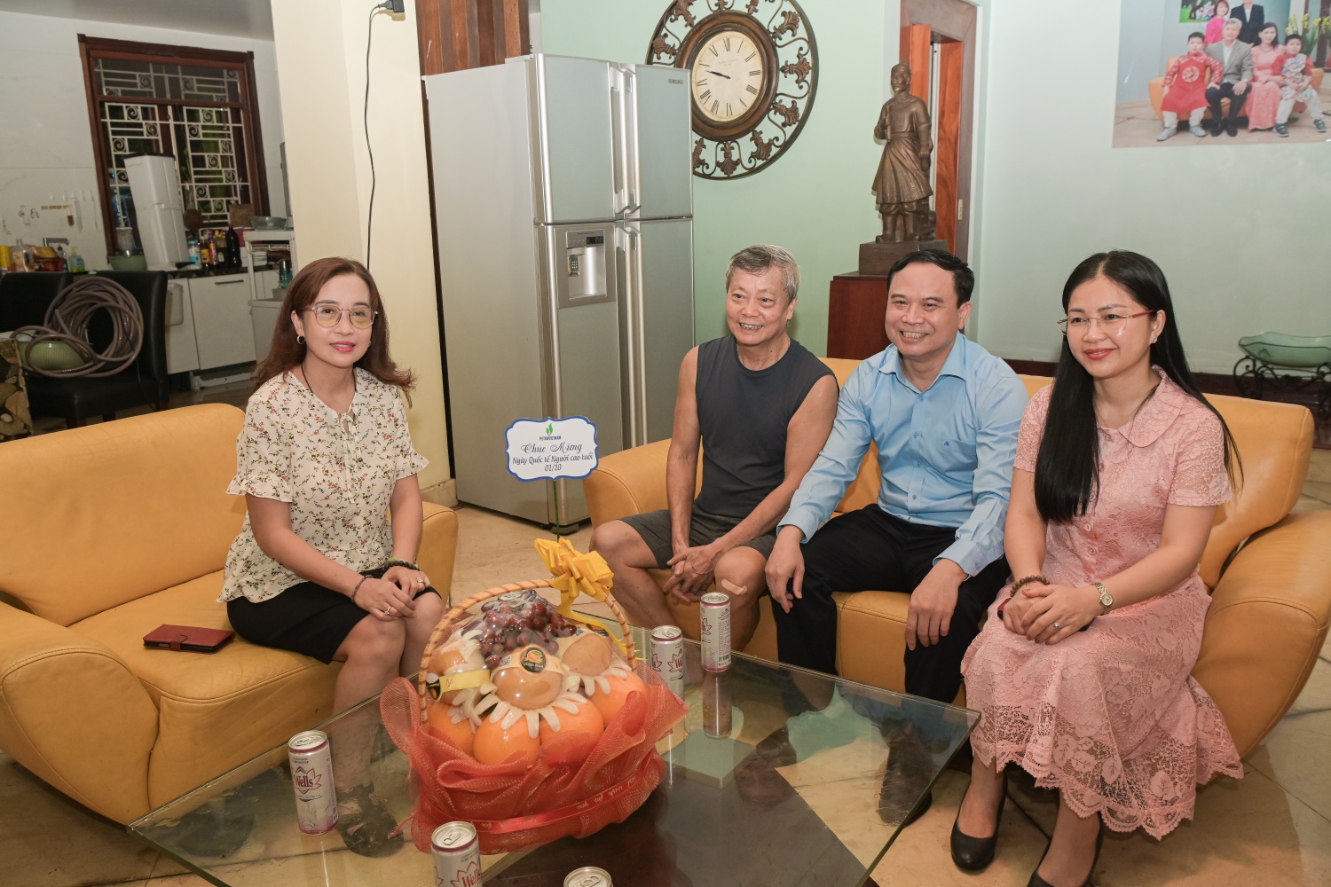 Ông Hoàng Xuân Hùng - Phó Trưởng Ban kiêm Tổng Thư ký Ban Liên lạc hưu trí Tập đoàn chia sẻ, trao đổi với đoàn thăm hỏi.