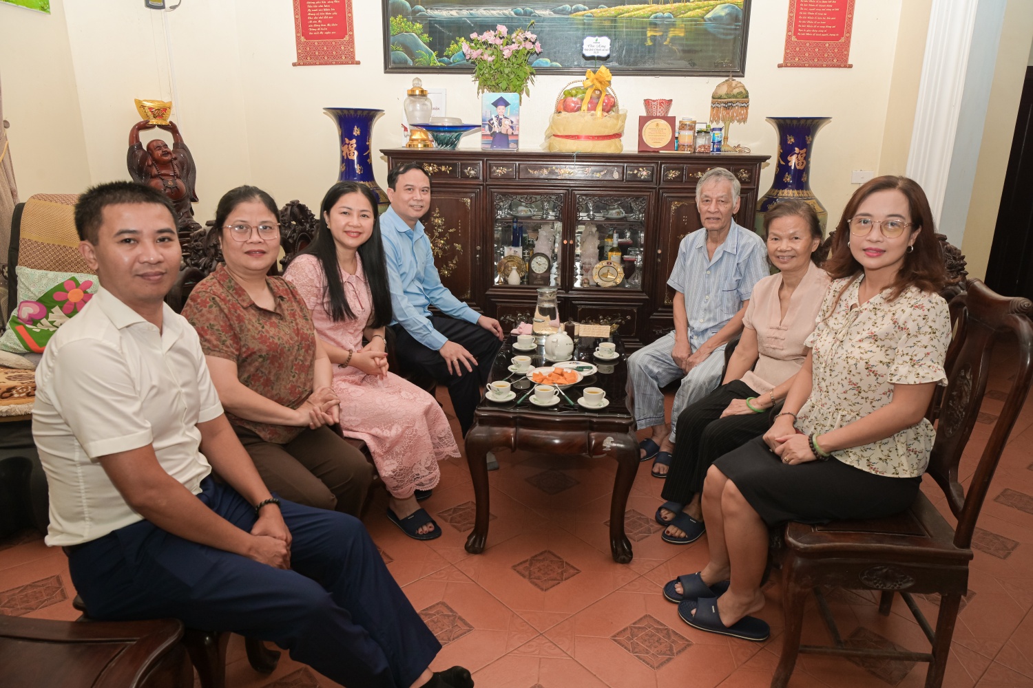 Đoàn thăm hỏi và tri ân gia đình ông Nguyễn Quang, Trưởng Ban Liên lạc hưu trí Cơ quan Tập đoàn.